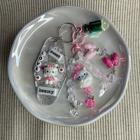 Hello Kitty Keychain – Cute & Compact! - Picture 3 of 4